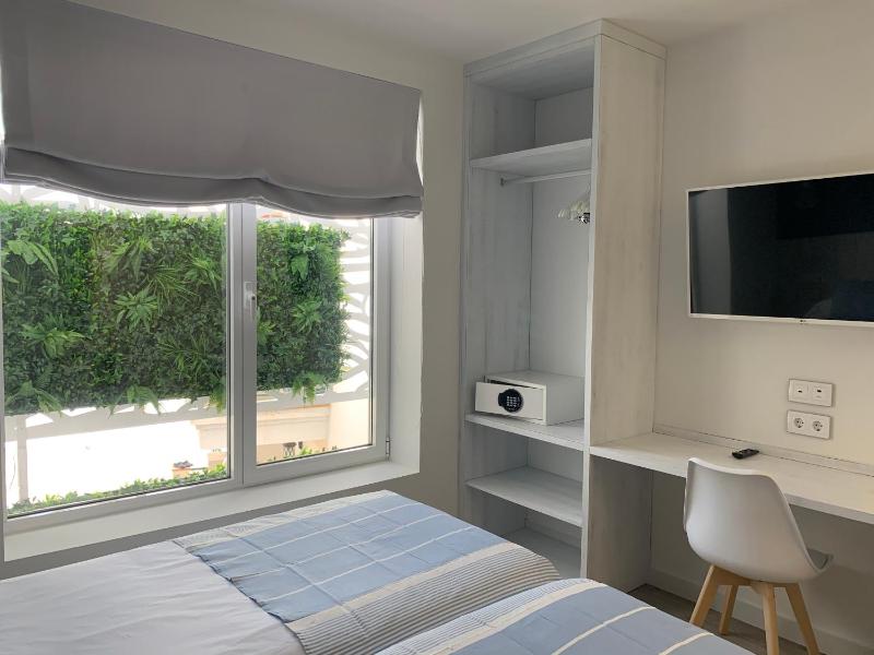 Superior Twin Room image 3