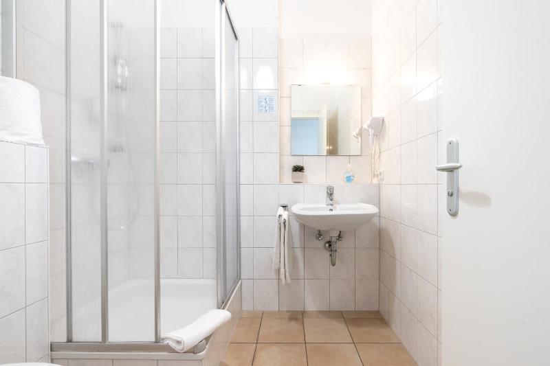 Apartment (1 Adult) image 4