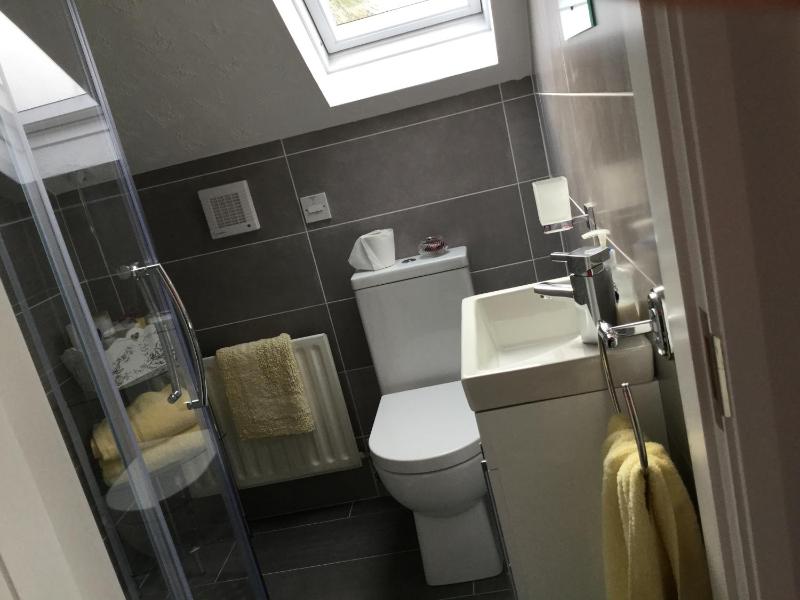Twin Room image 3