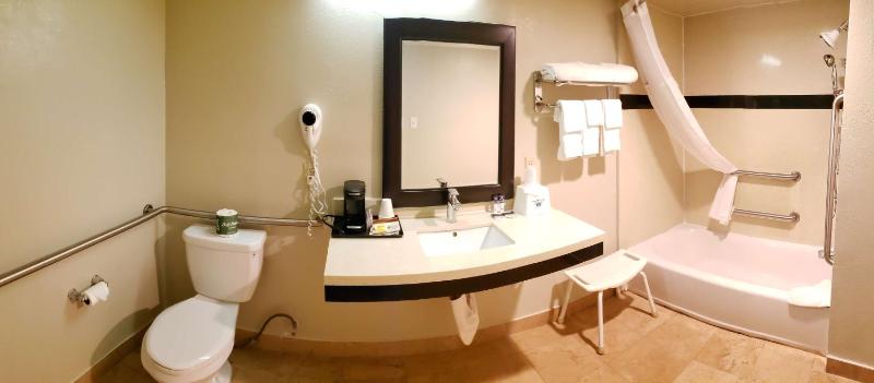 Queen Room with Two Queen Beds and Bath Tub - Disability Access image 2