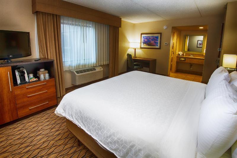 Standard King Room image 2