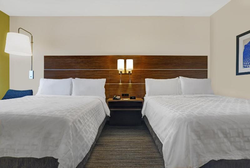 Queen Room with Two Queen Beds - Non-Smoking image 3