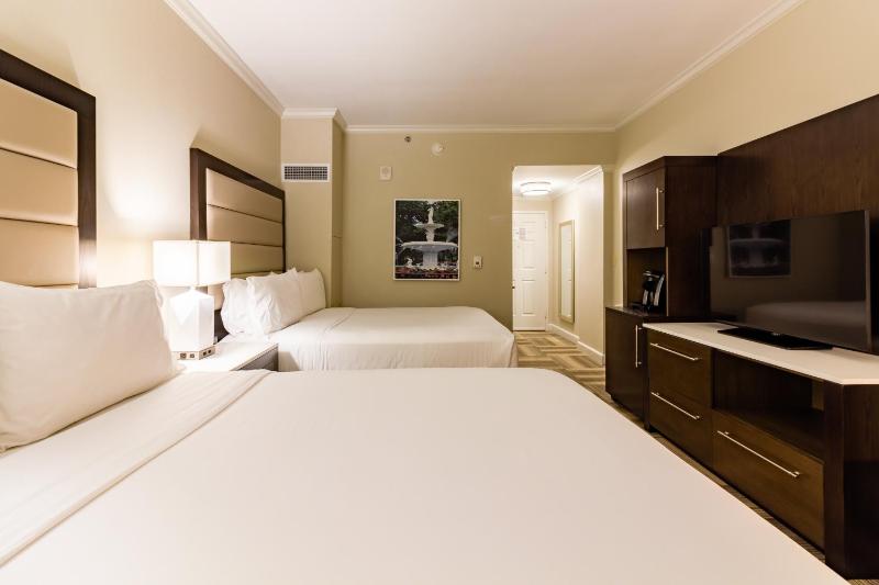 Queen Room with Two Queen Beds and Balcony - Non-Smoking image 4