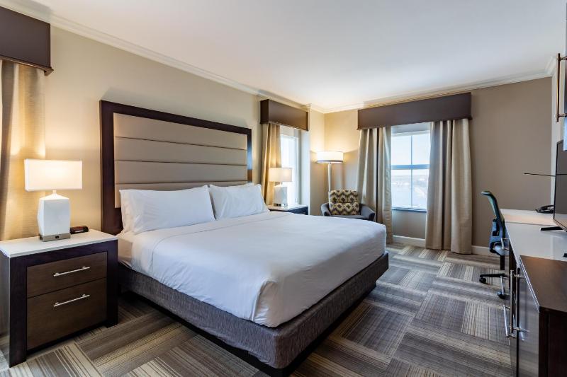 Standard King Room image 4