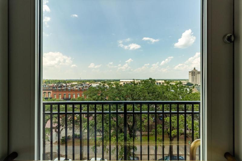 Standard King Room with Balcony image 3