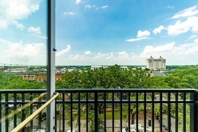 Standard King Room with Balcony image 2