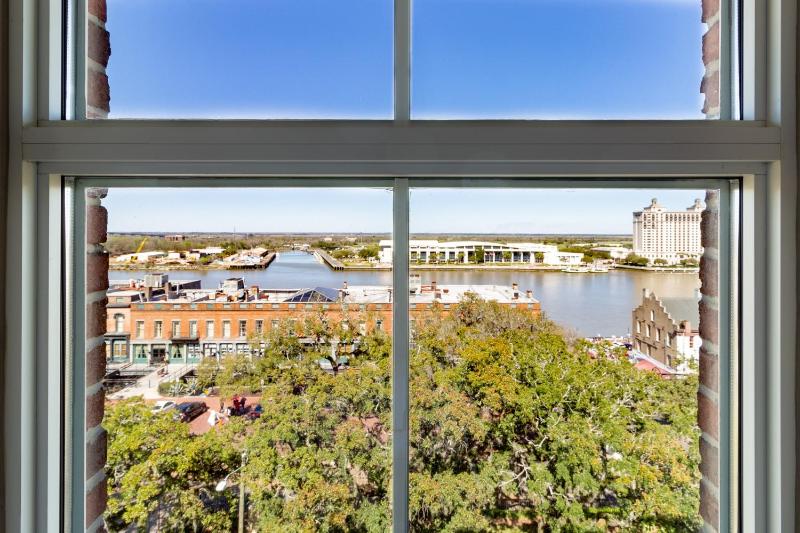 Standard King Room with River View - High Floor