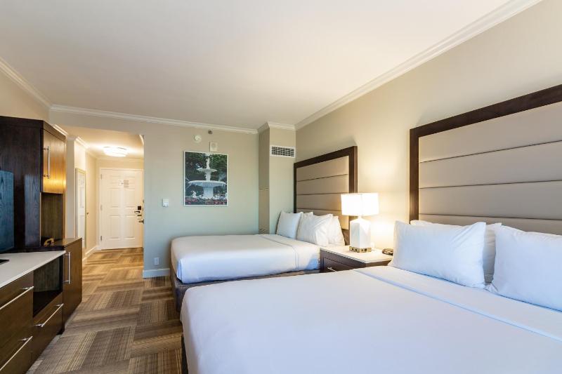 Queen Room with Two Queen Beds and Balcony - Non-Smoking image 3