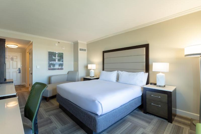 Standard King Room image 3