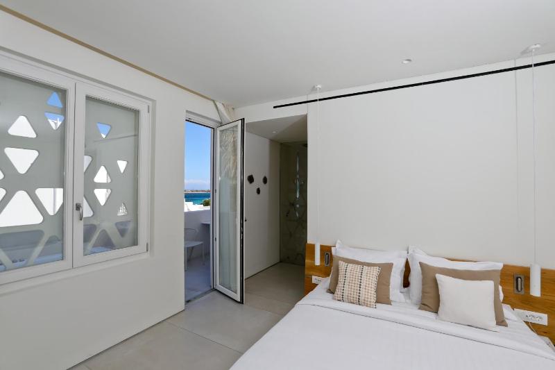 Luxury Double with Outdoor Hot Tub and Partial Sea View  image 2