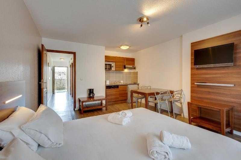 One-Bedroom Apartment with Balcony (2 Adults + 2 Children) image 4