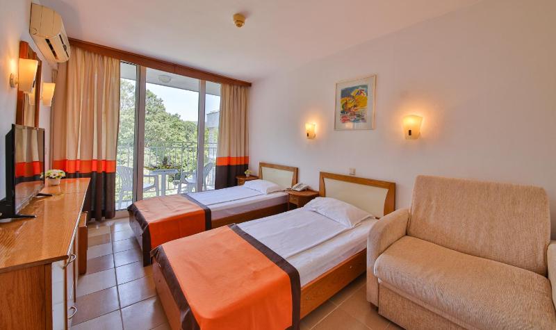 Twin Room with Park View image 1