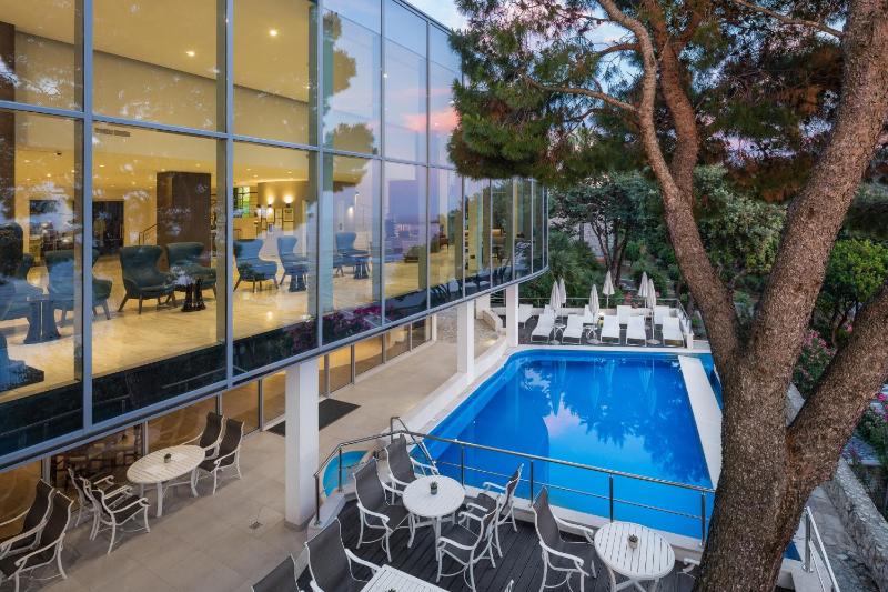 Premium Family Suite with Balcony and Sea View image 2