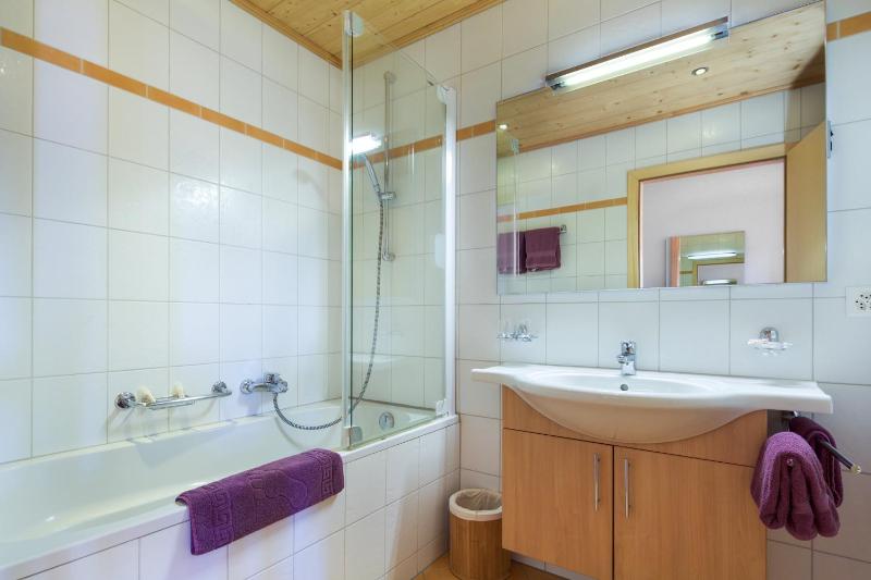 Standard Quadruple Room image 4