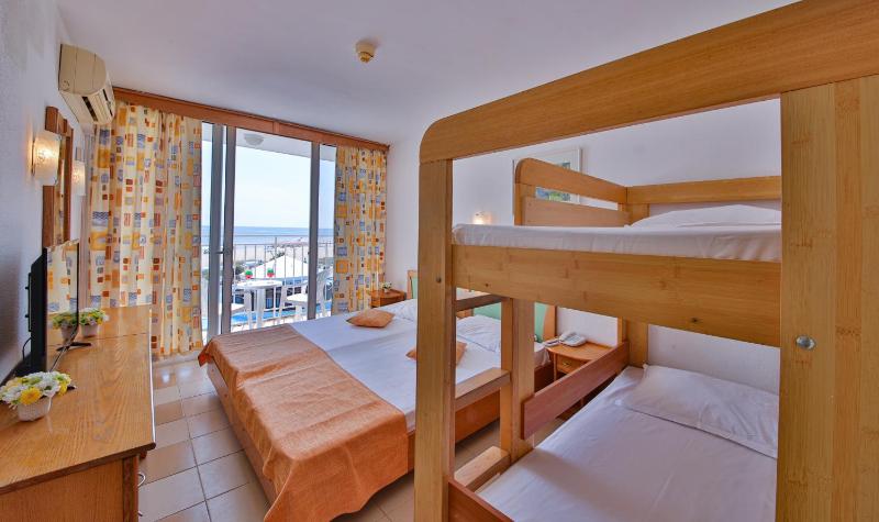 Twin Room with Bunk Bed (2 Adults + 2 Children) image 1