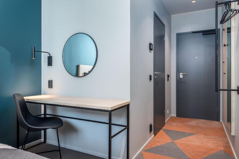 Twin Room image 4