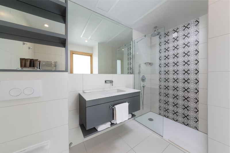 Junior Suite with Sea View and Balcony image 4