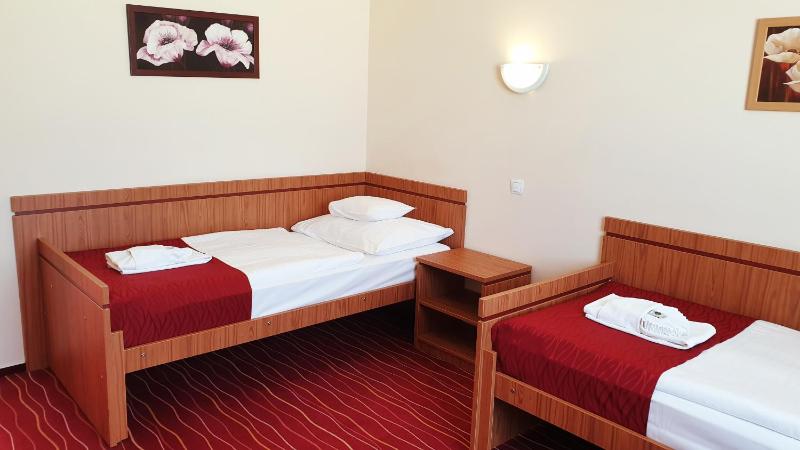 Standard Triple Room with 3 Single Beds image 2