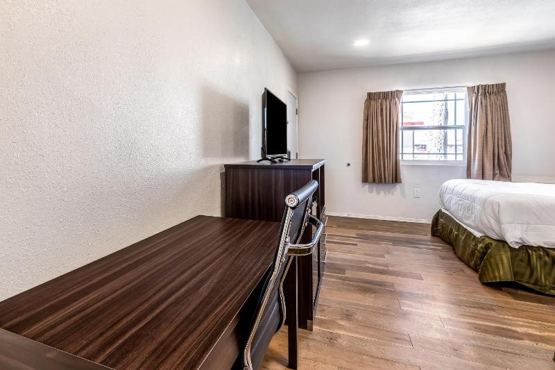 Standard Queen Room with Two Queen Beds - Non Smoking  image 4