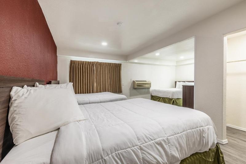 Standard Family Room with One King Bed and Two Queen Beds - Non Smoking image 2