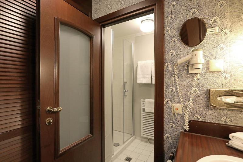 Standard Double Room image 2