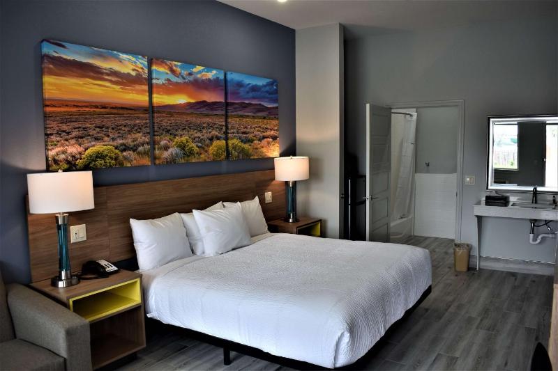 King Room with Mobility/Hearing Access Tub w/ Grab Bars - Non-Smoking image 2