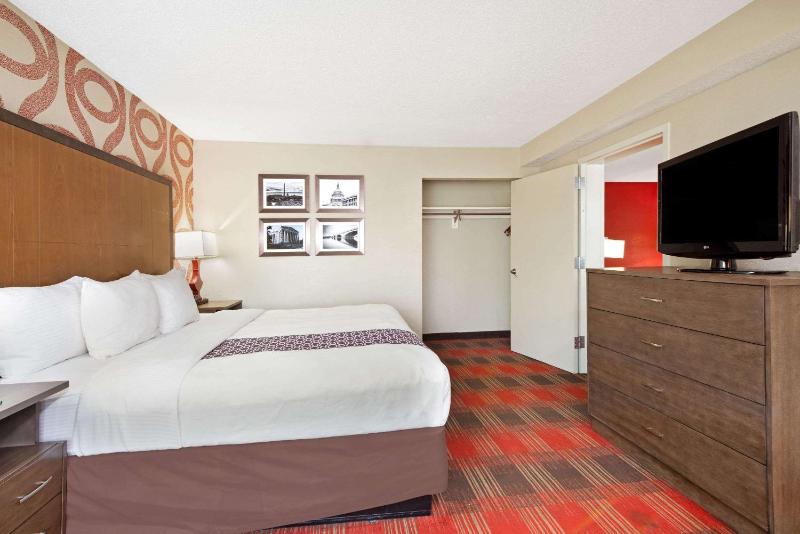One-Bedroom King Suite - Non-Smoking image 4
