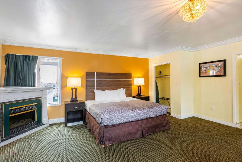 King Room with Spa Bath - Smoking image 3