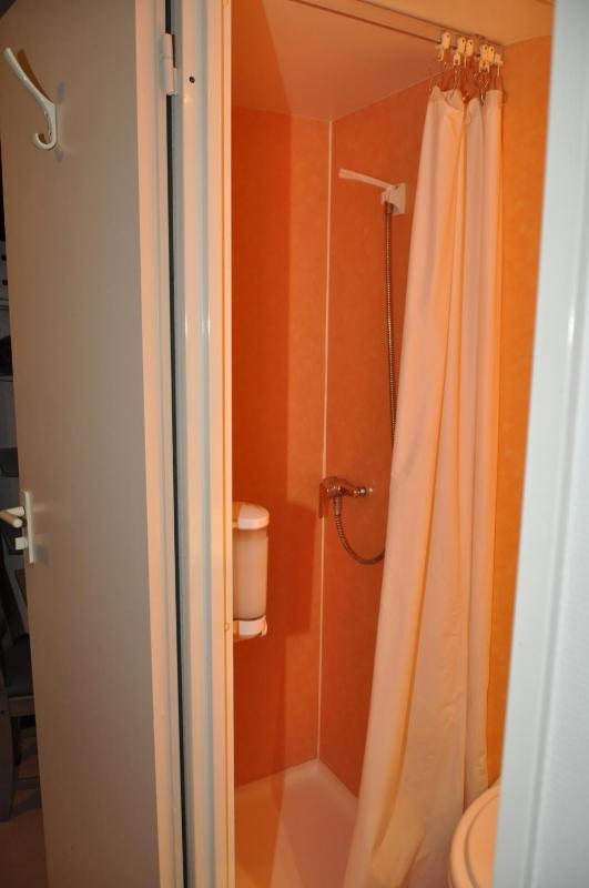 Twin Room image 4