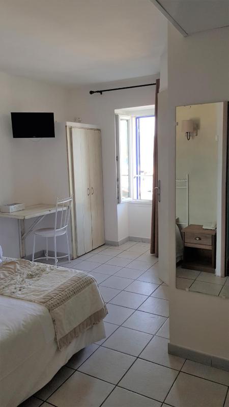Double Room with Sea View image 2