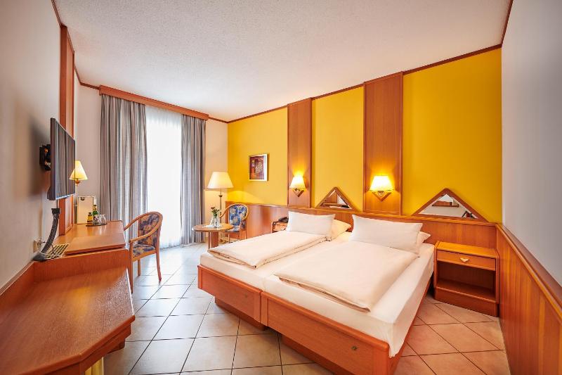 Double Room image 4