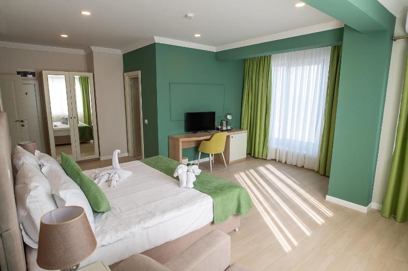 Deluxe Double Room with Balcony and Sea View image 1