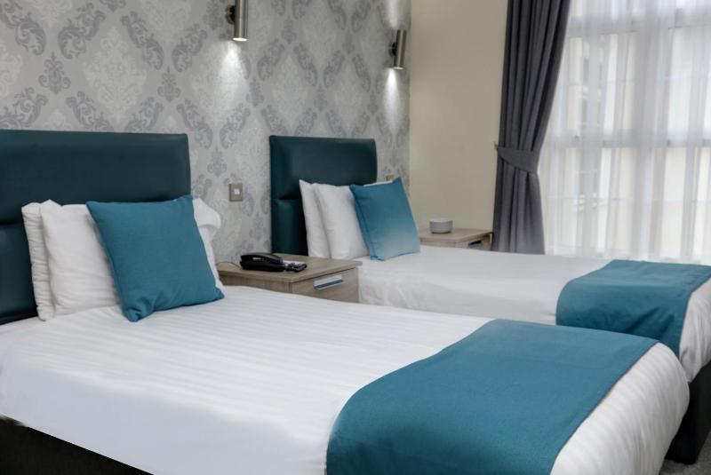 Standard Twin Room with Two Single Beds - Non-Smoking image 3