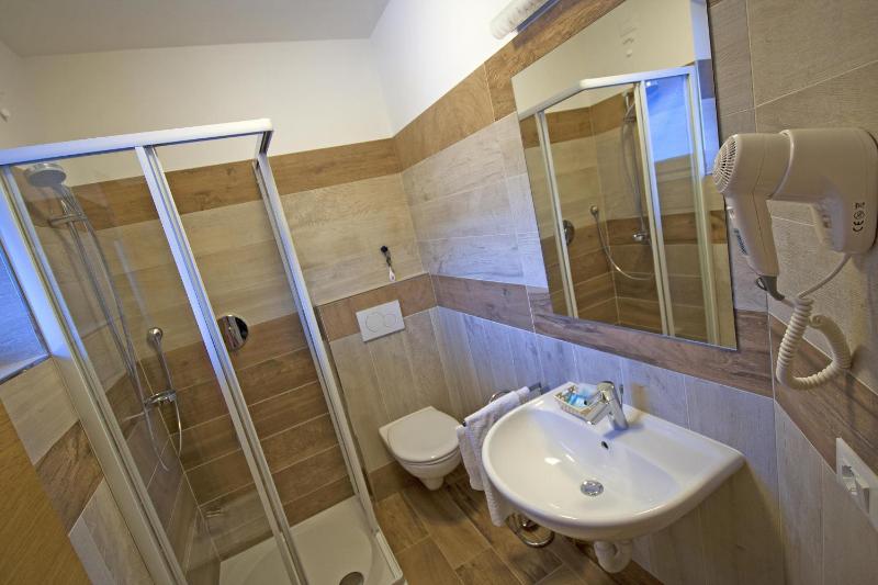 Quadruple Room image 2