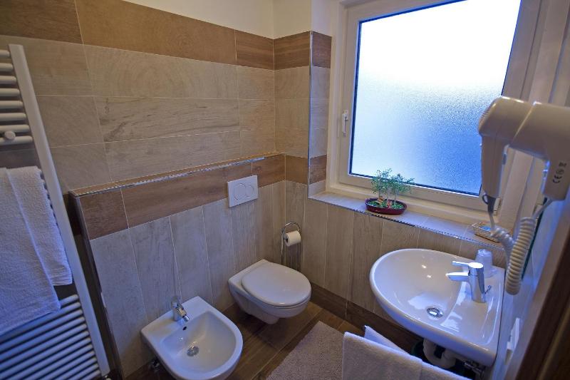 Double or Twin Room image 2