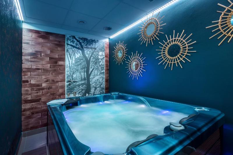 Deluxe Queen Room image 4