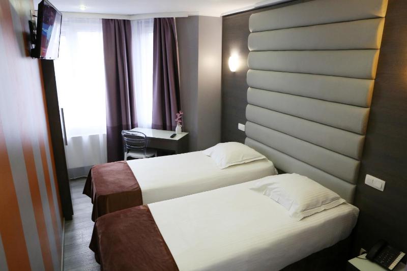 Twin Room image 2