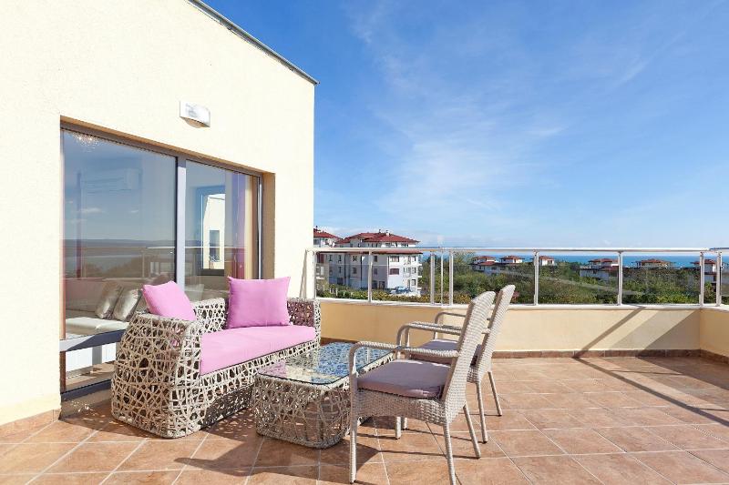 Three-Bedroom Apartment with Sea View image 3