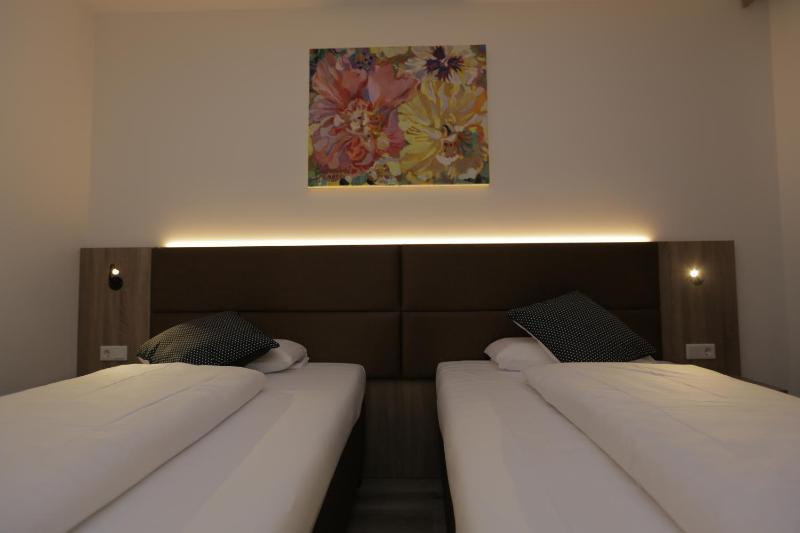 Twin Room image 2