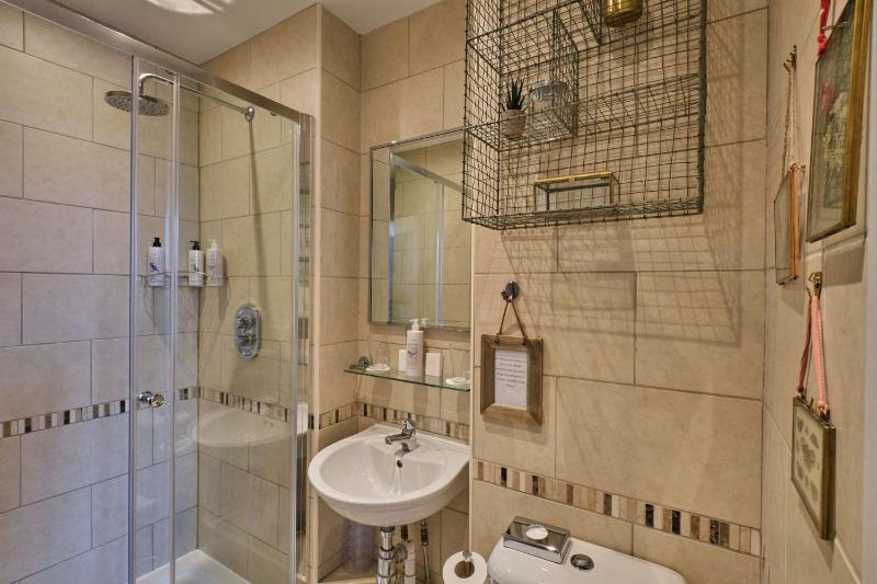 Twin Room image 4