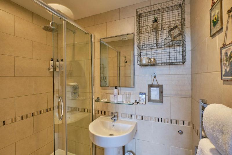 Double Room image 3
