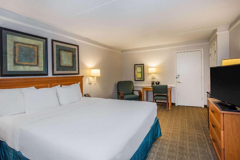King Room with Bath Tub - Mobility/Hearing Accessible - Non-Smoking image 3