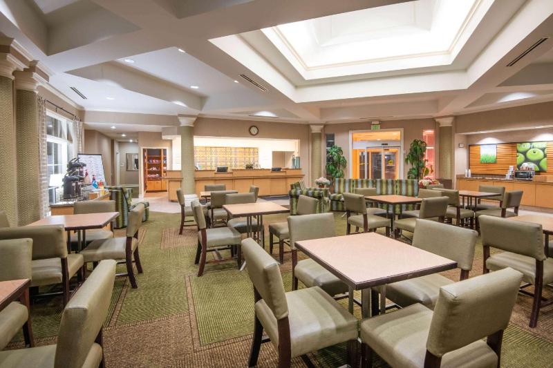 La Quinta Inn & Suites by Wyndham Colorado Springs South AP - image 38