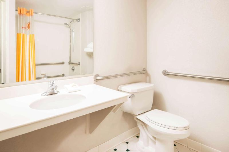King Room with Bath Tub - Mobility Accessible/Non-Smoking image 1