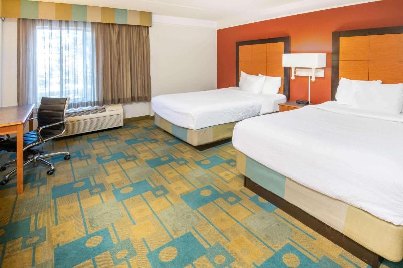 La Quinta Inn & Suites by Wyndham Colorado Springs South AP - image 18