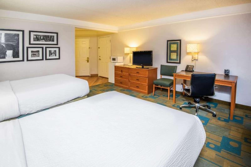 La Quinta Inn & Suites by Wyndham Colorado Springs South AP - image 32