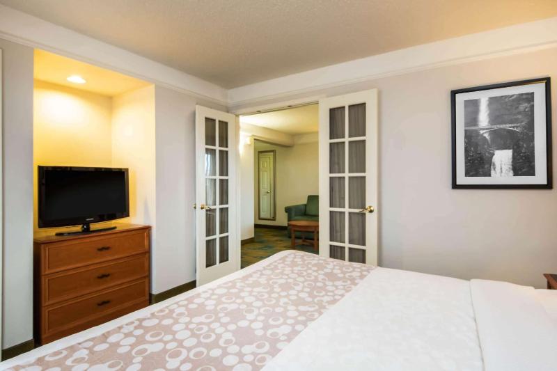 La Quinta Inn & Suites by Wyndham Colorado Springs South AP - image 12