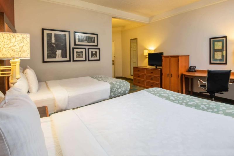 La Quinta Inn & Suites by Wyndham Colorado Springs South AP - image 23
