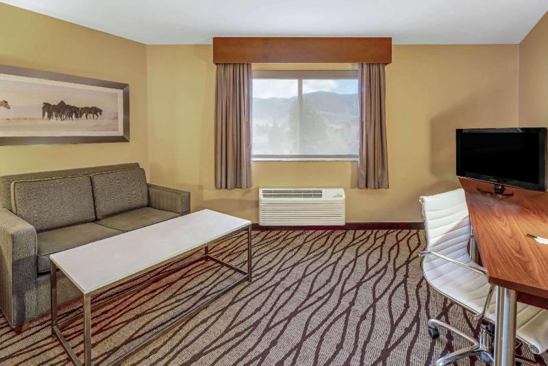 Deluxe King Room image 2