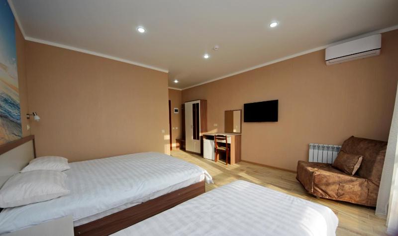 Triple Room with Balcony image 3